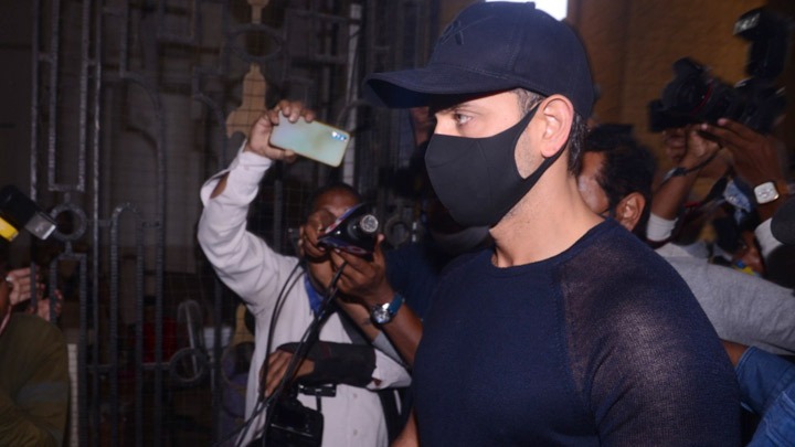 Hrithik Roshan arrives at Commissioner Of Police Office in Mumbai