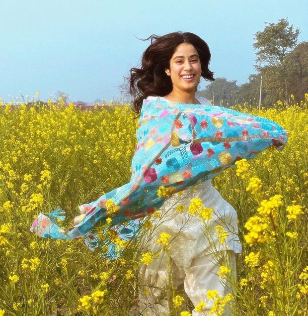 Janhvi Kapoor is giving Dilwale Dulhania Le Jayenge vibes while shooting in sarson ke khet