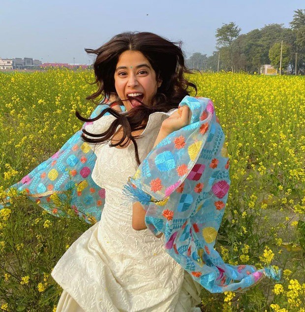 Janhvi Kapoor is giving Dilwale Dulhania Le Jayenge vibes while shooting in sarson ke khet