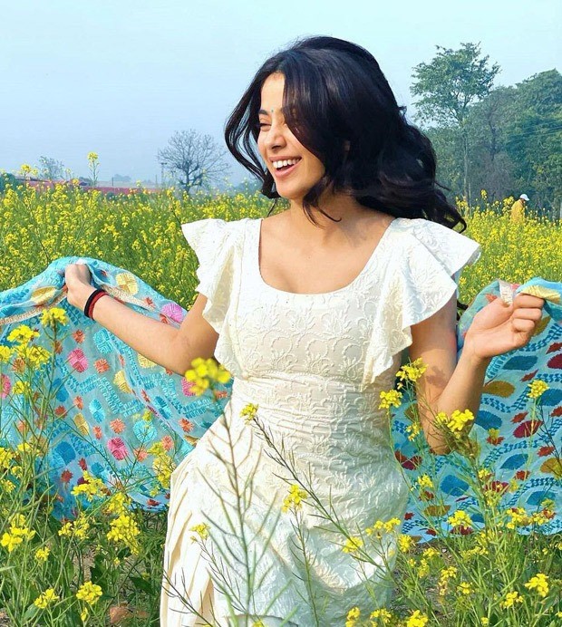 Janhvi Kapoor is giving Dilwale Dulhania Le Jayenge vibes while shooting in sarson ke khet