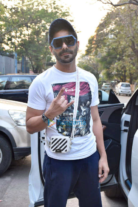 photos aparshakti khurrana snapped in juhu 1 2