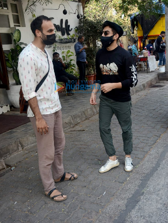 photos aparshakti khurrana snapped in juhu 3
