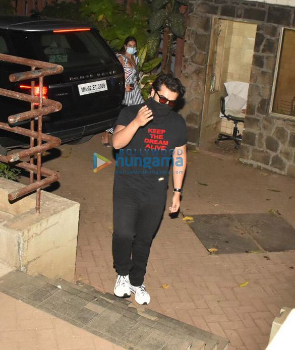 photos arjun kapoor and malaika arora spotted at kareena kapoor khans house in bandra 2