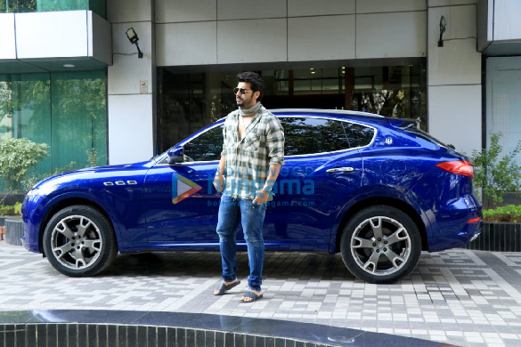 photos arjun kapoor spotted at nikkhil advanis office in santacruz 2