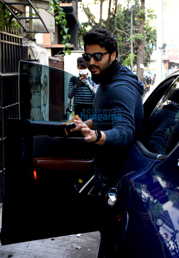 photos arjun kapoor spotted outside a clinic in juhu 1
