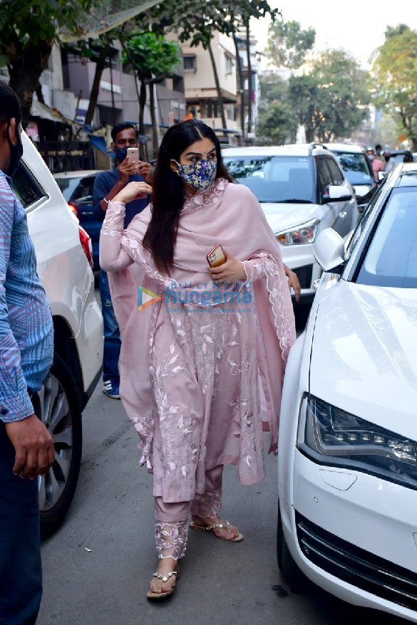 photos celebs attend the prayer meet for bunty walias father 8
