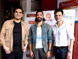 Photos: Farhan Akhtar spotted shooting for Arbaaz Khan’s chat show in Juhu