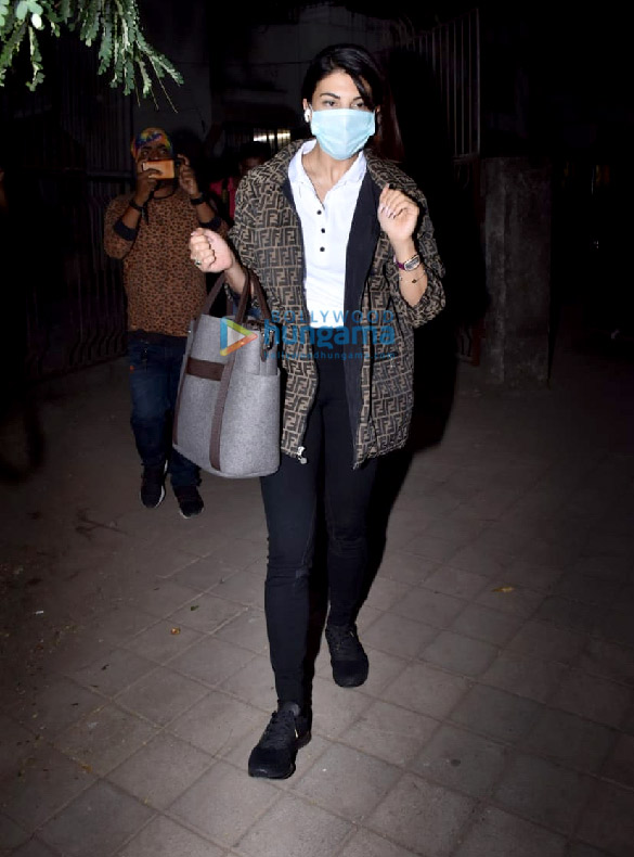 Photos: Jacqueline Fernandez snapped at Kromakay salon in Juhu Photos: Jacqueline Fernandez snapped at Kromakay salon in Juhu