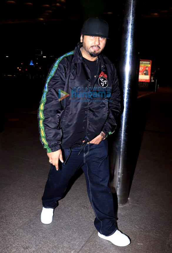 photos kajal aggarwal ashutosh gowariker divya dutta and others snapped at the airport 001