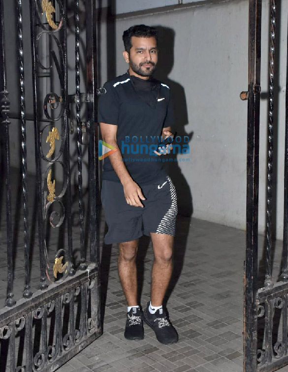photos karan johar pritam chakraborty and shakun batra snapped at old dharma office in khar 4