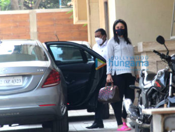 Photos: Kareena Kapoor Khan snapped at Amrita Arora's house in Bandra