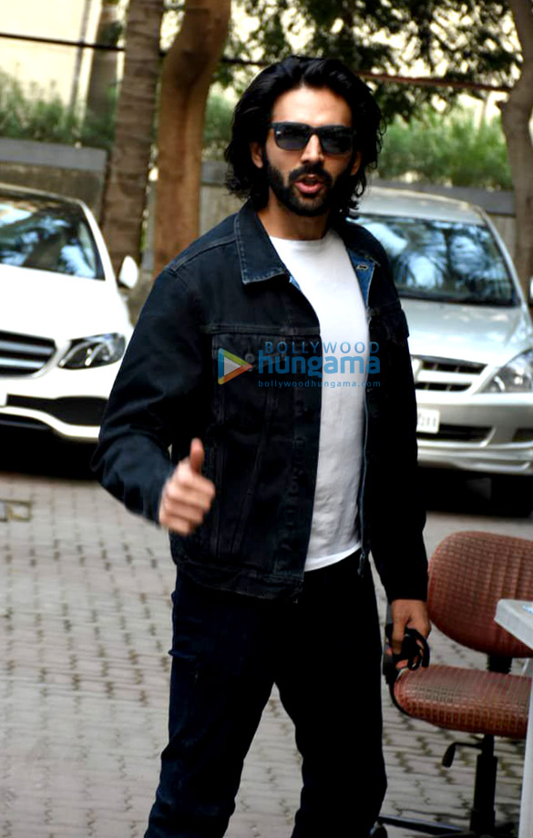 photos kartik aaryan snapped at aanand l rais office 2