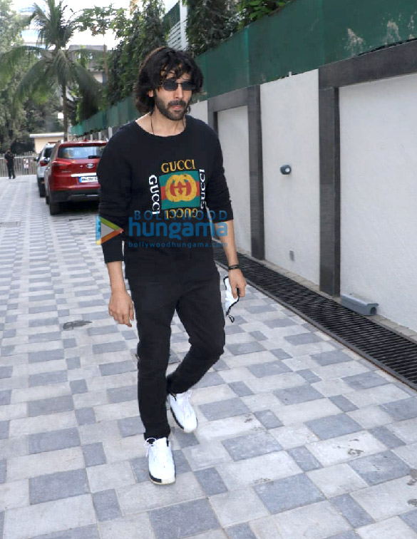 photos kartik aaryan snapped at t series office in andheri 0012 1