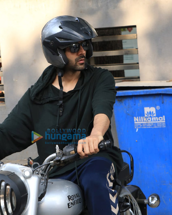 photos kartik aaryan snapped at a dance class in andheri 3