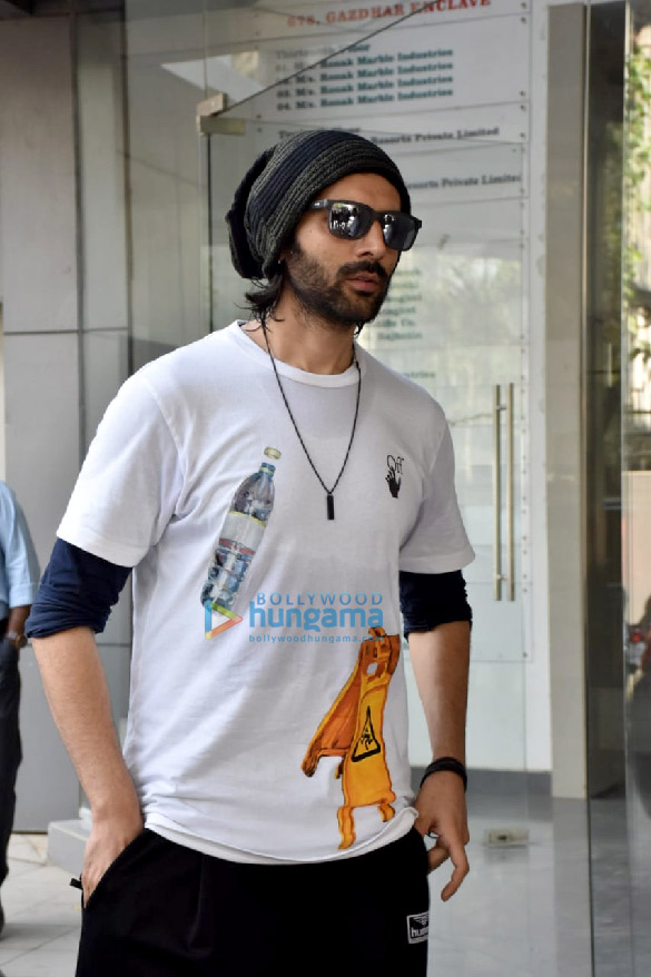Photos: Kartik Aaryan snapped at dance class in Andheri Photos: Kartik Aaryan snapped at dance class in Andheri