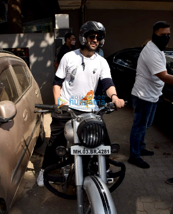 photos kartik aaryan snapped at dance class in andheri 4 2