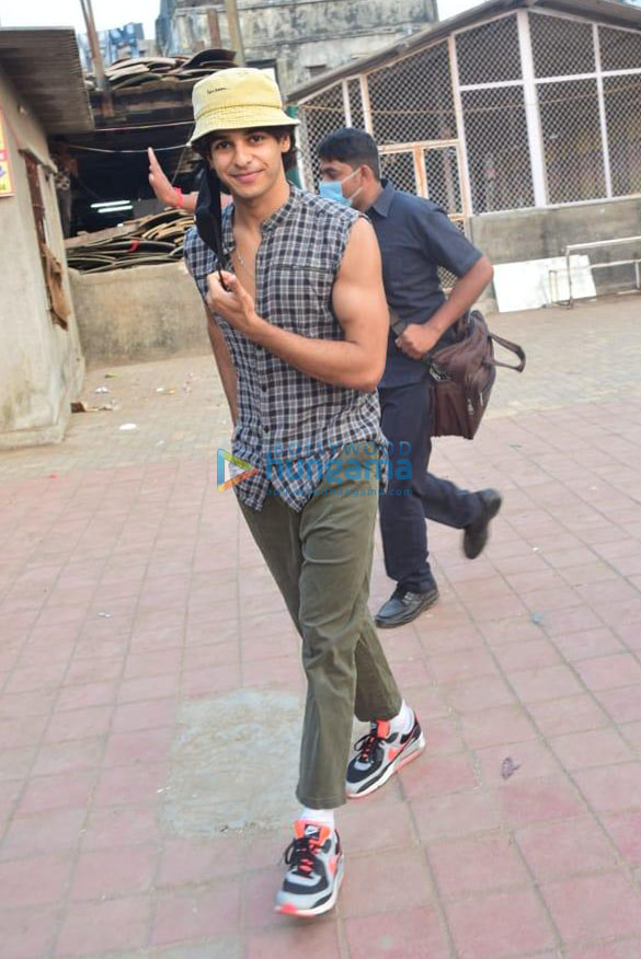 photos katrina kaif ishaan khatter and siddhant chaturvedi snapped at the versova jetty 3