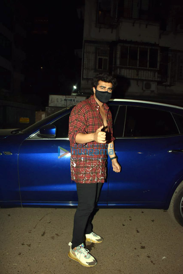 photos malaika arora arjun kapoor soha ali khan kunal khemmu and karisma kapoor spotted at kareena kapoor khans house in bandra 5