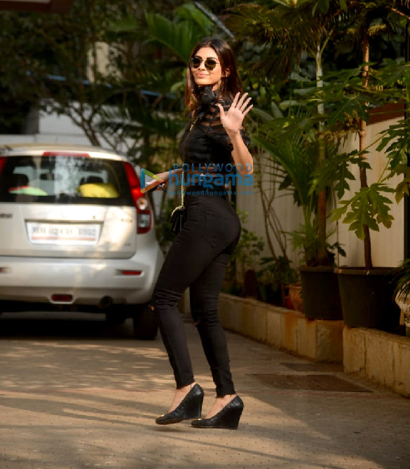 photos mouni roy spotted at milan luthrias office 4