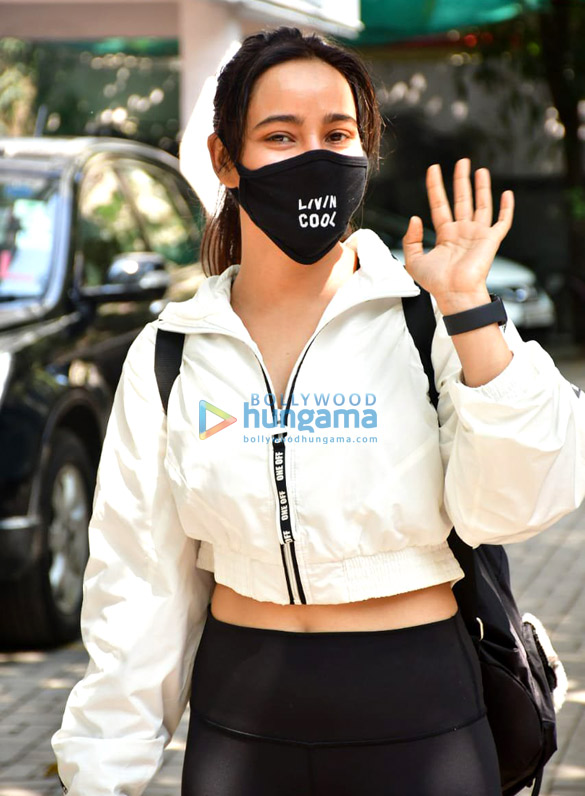 photos neha sharma spotted in bandra 3 4