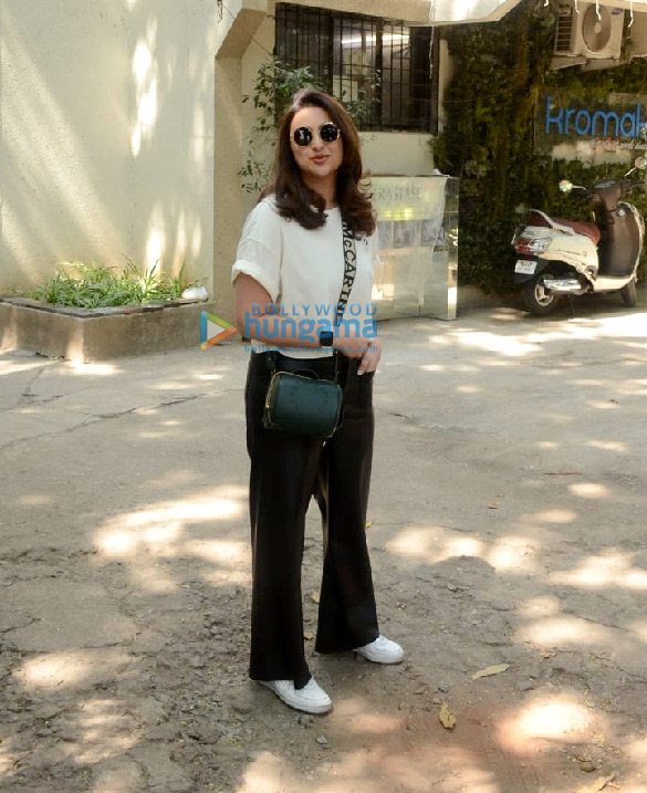 photos parineeti chopra spotted at kromakay salon in juhu 3 3