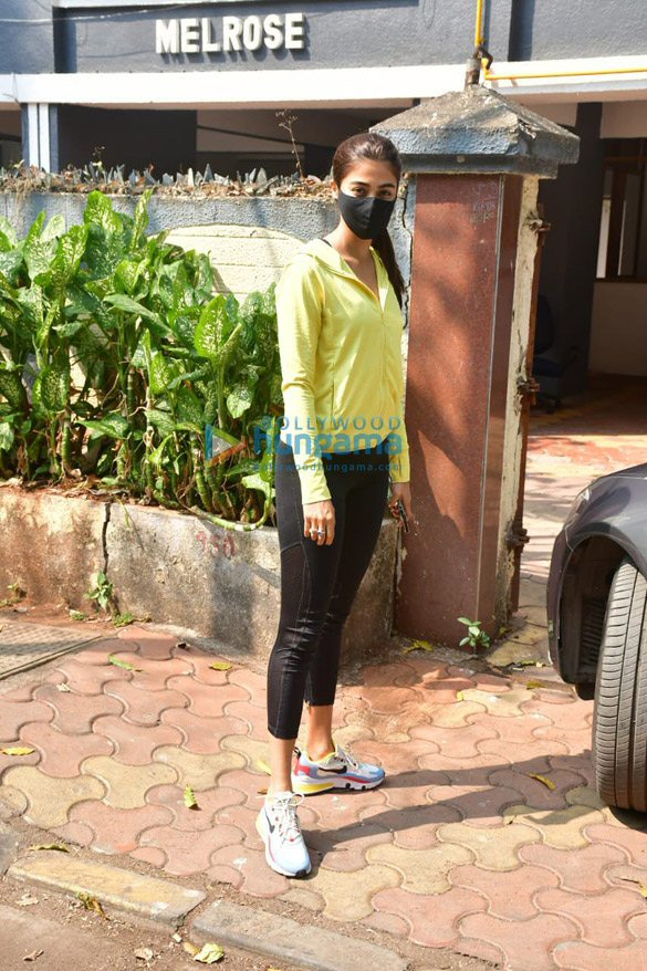 photos pooja hegde spotted in bandra 1 4
