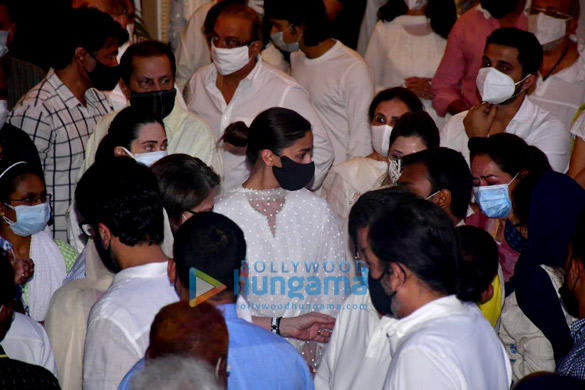 photos rajiv kapoors last rites take place in mumbai 1