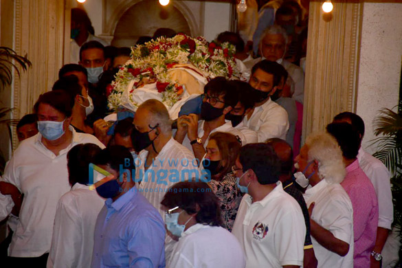 photos rajiv kapoors last rites take place in mumbai 5