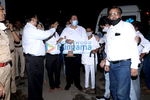 photos rajiv kapoors last rites take place in mumbai 7