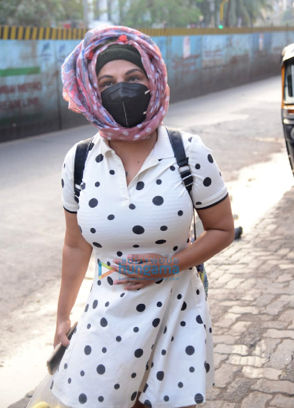 photos rakhi sawant and kashmera shah snapped in juhu 5