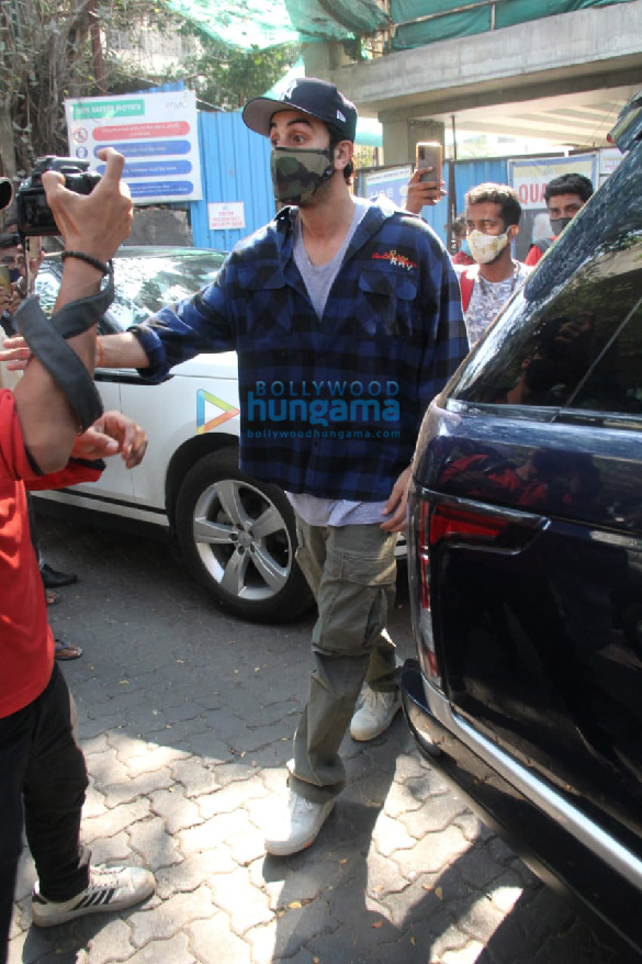 photos ranbir kapoor alia bhatt and neetu kapoor snapped arriving at the construction site of their property 3