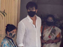 Ranbir Kapoor, Karisma Kapoor and others arrive at Rajiv Kapoor’s Bungalow in Chembur