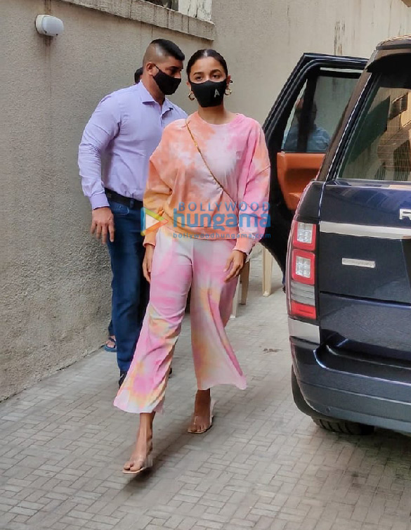 photos ranbir kapoor and alia bhatt snapped at old dharma office in khar 4