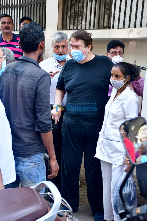 photos randhir kapoor spotted at a hospital in chembur 3