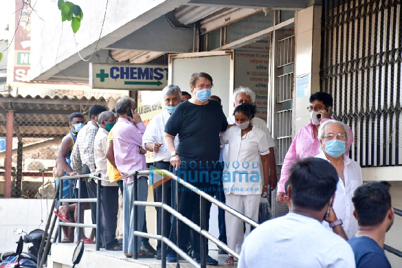 Photos: Randhir Kapoor spotted at a hospital in Chembur