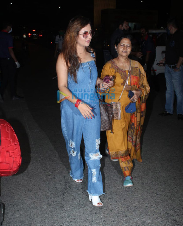 photos rashami desai celebrates birthday at the airport 2