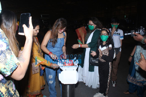 photos rashami desai celebrates birthday at the airport 4