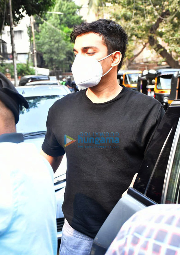 photos rhea chakraborty and showik chakrabarti snapped at a gym in khar 2