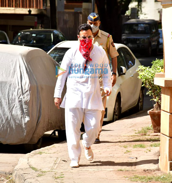 photos saif ali khan and kareena kapoor khan spotted in bandra 1 2