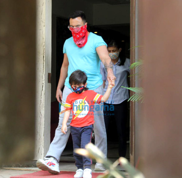 photos saif ali khan and taimur ali khan spotted in bandra 2 3