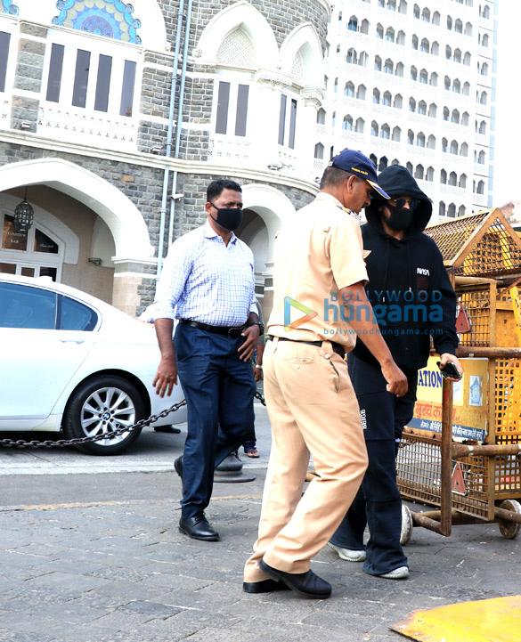 photos shah rukh khan spotted at gateway of india 1