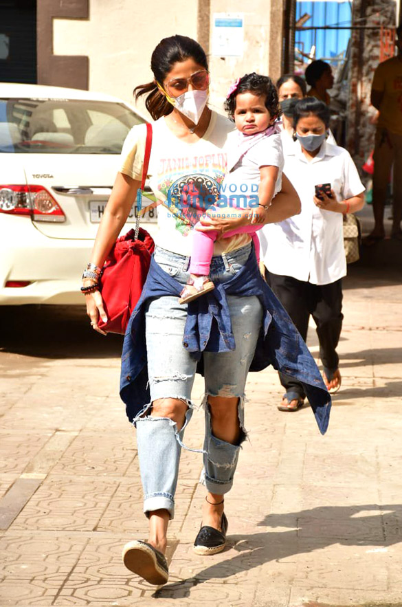 Photos: Shilpa Shetty and daughter Samisha snapped at a clinic in Bandra Photos: Shilpa Shetty and daughter Samisha snapped at a clinic in Bandra