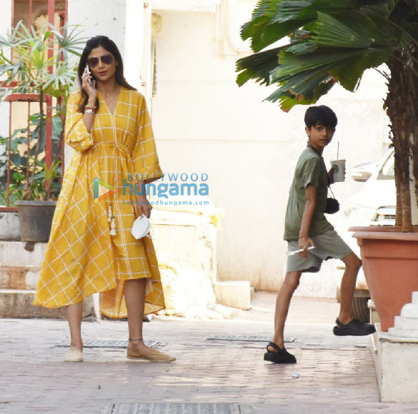 photos shilpa shetty snapped with her family in juhu 1