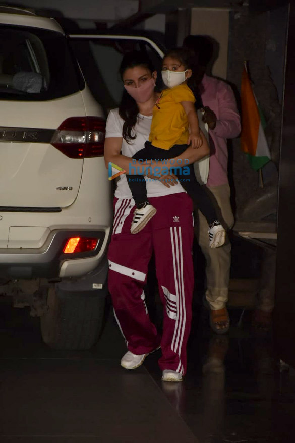 photos soha ali khan and daughter inaaya naumi kemmu snapped in bandra 2