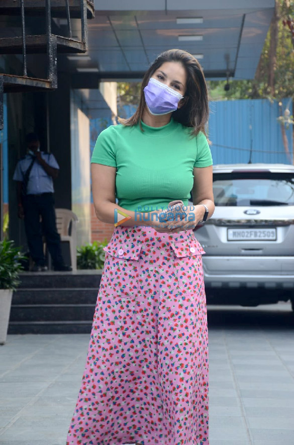 Photos: Sunny Leone snapped at JCB salon in Juhu Photos: Sunny Leone snapped at JCB salon in Juhu