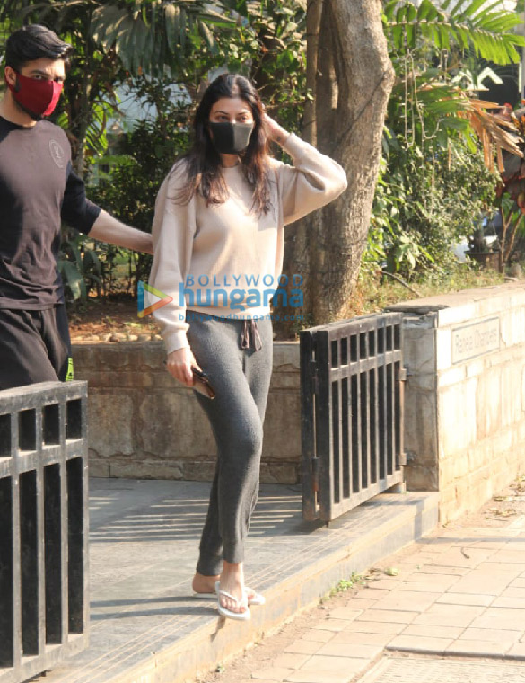 photos sushmita sen snapped in bandra 4