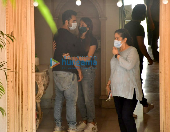 photos the kapoor family and others arrive at the late rajiv kapoors residence to pay their respect 2