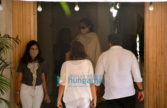 photos the kapoor family and others arrive at the late rajiv kapoors residence to pay their respect 3