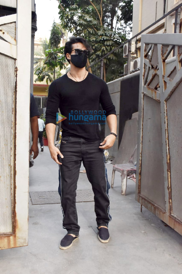 photos tiger shroff snapped at the pooja entertainment office in juhu 2