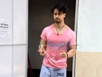 Photos: Tiger Shroff snapped at the gym in Andheri